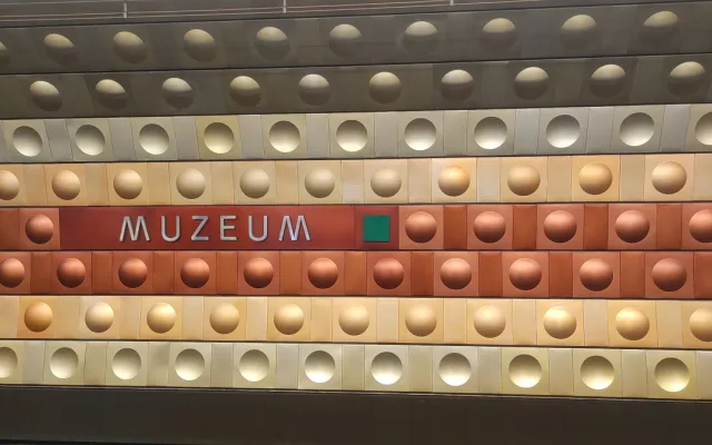 Ve stanici metra Muzeum se vážně zranil údržbář, srazil ho pracovní vlak