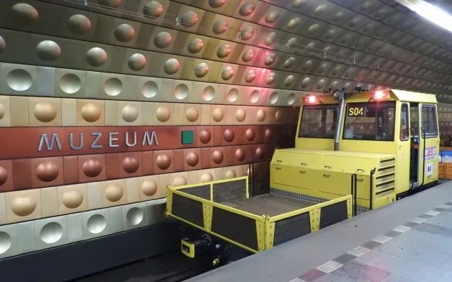 Ve stanici metra Muzeum se vážně zranil údržbář, srazil ho pracovní vlak