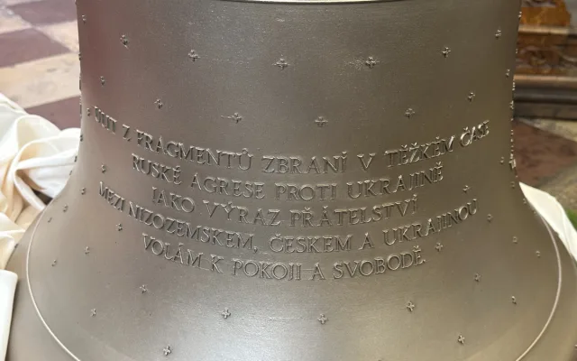 Zvon vyrobený z ruských zbraní na Ukrajině už zní v Praze. Posvětil ho kněz Halík