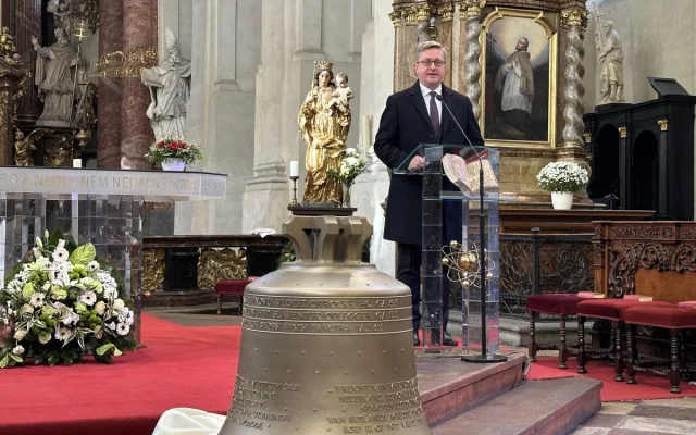 Zvon vyrobený z ruských zbraní na Ukrajině už zní v Praze. Posvětil ho kněz Halík