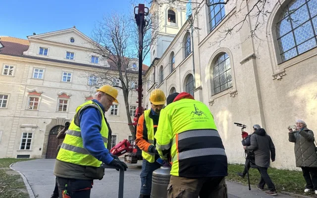 Zvon vyrobený z ruských zbraní na Ukrajině už zní v Praze. Posvětil ho kněz Halík