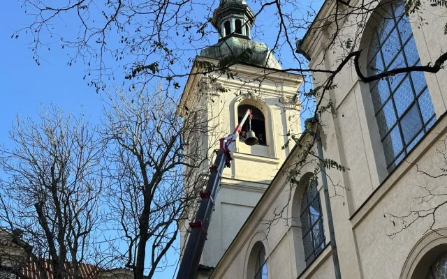 Zvon vyrobený z ruských zbraní na Ukrajině už zní v Praze. Posvětil ho kněz Halík