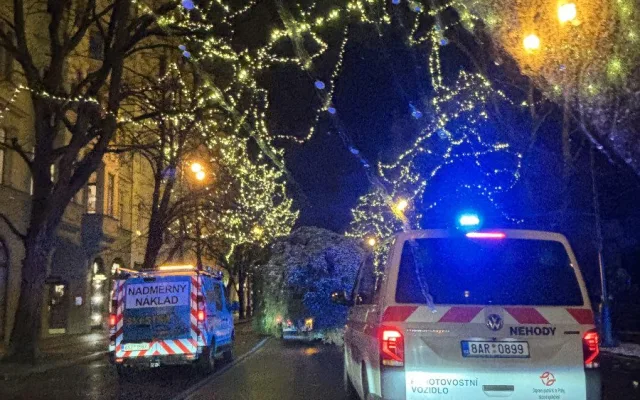 VIDEO: Vánoční strom už po malých problémech zdobí na Staromáku, rozsvítí ho v sobotu