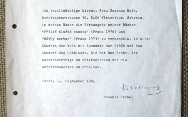 Pokladní nakradl na Hradě milion, stát teď draží jeho sbírku autogramů