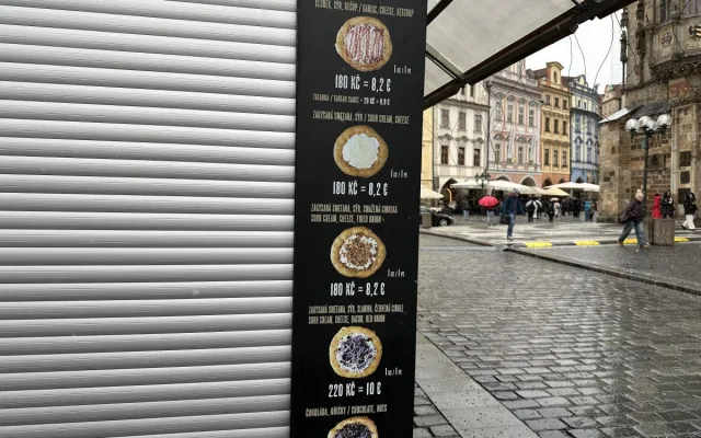 Klobása dražší o deset korun a hudba Ewy Farné. Jaké budou trhy na Staromáku?