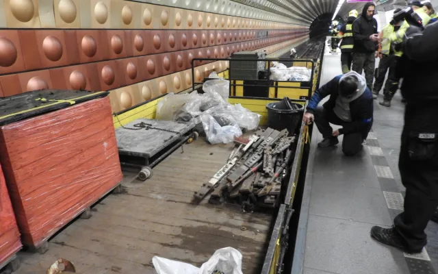 VIDEO: Rozstřihnout bundu, zaškrtit ránu. Podívejte se záchranu muže v metru