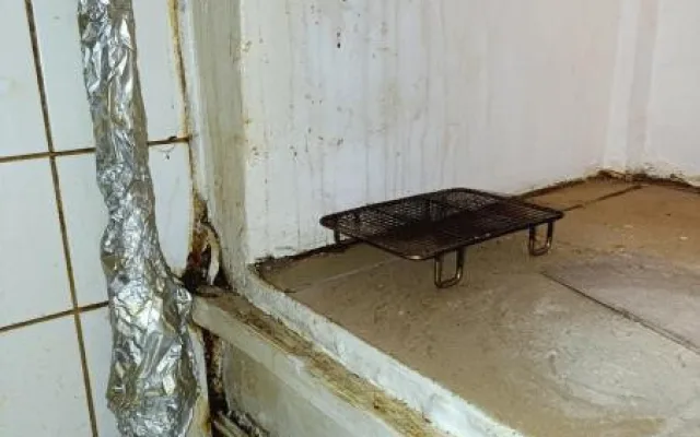 Břevnovský hostinec zavřeli kvůli špíně a plísni, majitel se musel pustit do úklidu