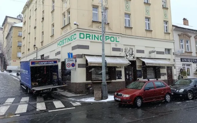 Břevnovský hostinec zavřeli kvůli špíně a plísni, majitel se musel pustit do úklidu