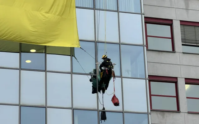 Na budovu ministerstva životního prostředí vylezli demonstranti, zasahuje policie