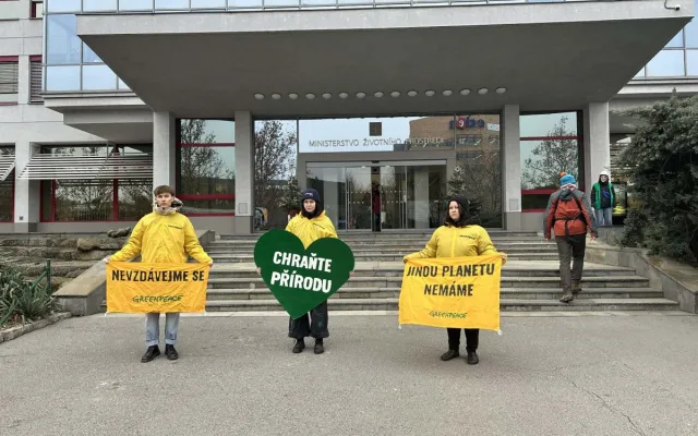 Na budovu ministerstva životního prostředí vylezli demonstranti, zasahuje policie
