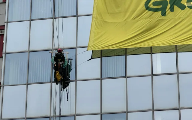 Na budovu ministerstva životního prostředí vylezli demonstranti, zasahuje policie