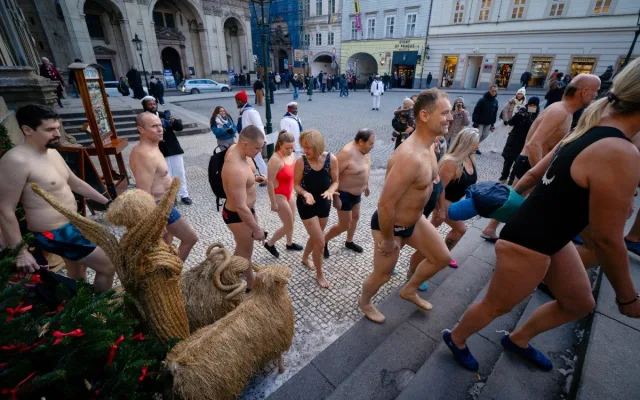 FOTO: Otužilci si zaplavali v ledové Vltavě u Karlova mostu