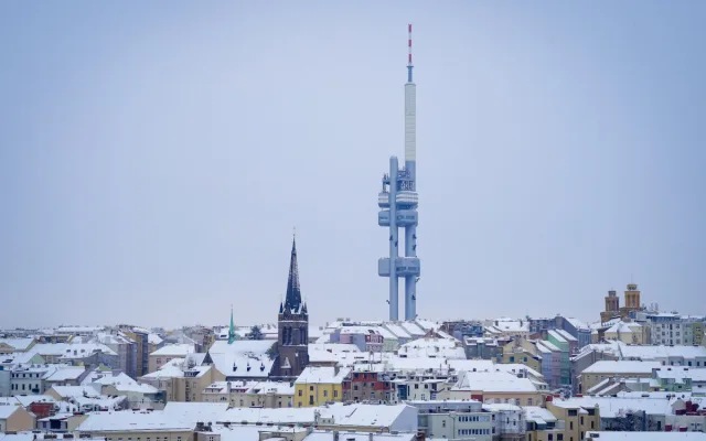 FOTO: Běžkařský trénink i dopravní kolaps. Sníh přinesl do Prahy radosti i trable