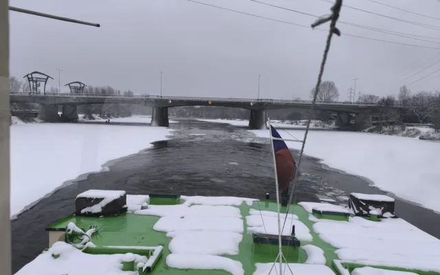 Bourání ledů u Lahovického mostu v Praze.