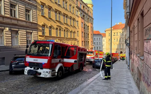 Při požáru na Žižkově zemřel jeden člověk, druhého oživili. Evakuovat museli i školku