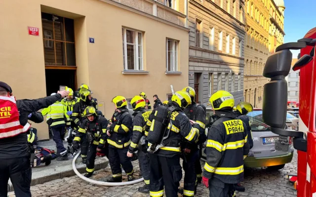 Při požáru na Žižkově zemřel jeden člověk, druhého oživili. Evakuovat museli i školku