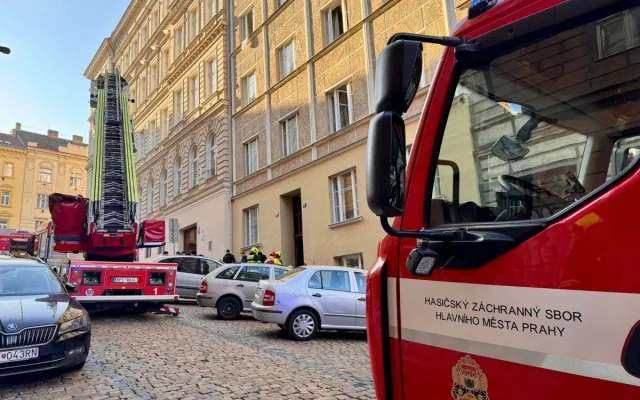 Při požáru na Žižkově zemřel jeden člověk, druhého oživili. Evakuovat museli i školku