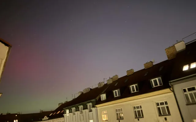 FOTO: Polární záře ozdobila nebe nad Prahou