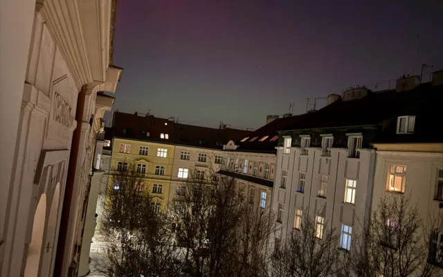 FOTO: Polární záře ozdobila nebe nad Prahou