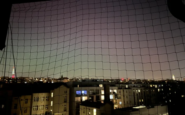FOTO: Polární záře vybarvila nebe nad Prahou