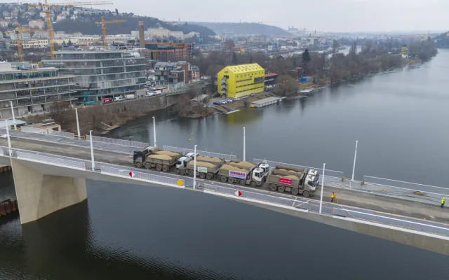 FOTO: Na Dvoreckém mostu testovali prohýbání, zatížili ho náklaďáky s 200 tunami