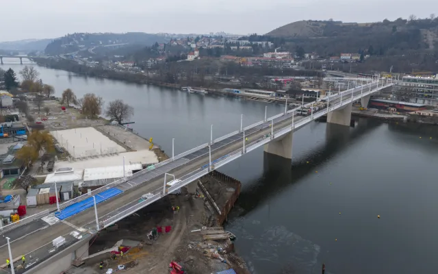 FOTO: Na Dvoreckém mostu testovali prohýbání, zatížili ho náklaďáky s 200 tunami
