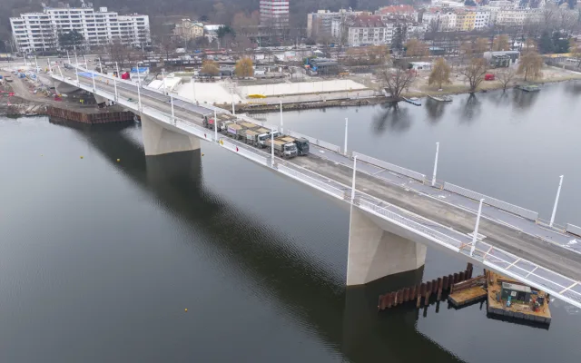 FOTO: Na Dvoreckém mostu testovali prohýbání, zatížili ho náklaďáky s 200 tunami