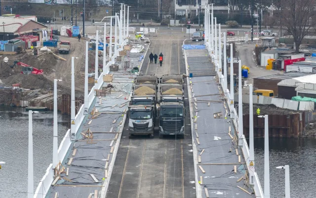 FOTO: Na Dvoreckém mostu testovali prohýbání, zatížili ho náklaďáky s 200 tunami