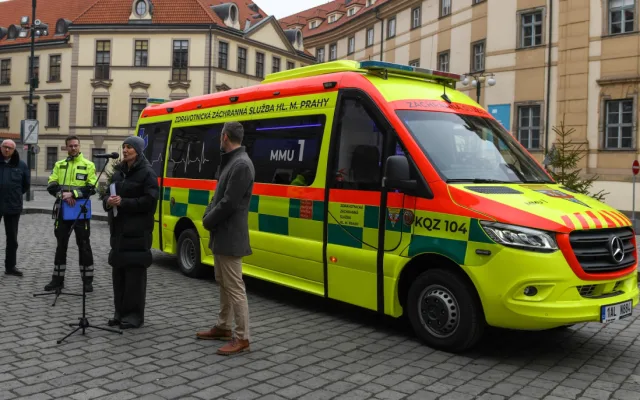 Pražští záchranáři představili novou sanitku za 7 milionů. Poslouží při evakuacích