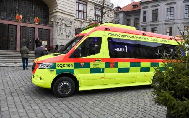 Pražští záchranáři představili novou sanitku za 7 milionů. Poslouží při evakuacích