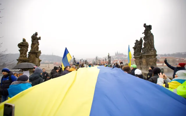 Lidé na Karlově mostě oslavili Den jednoty Ukrajiny, nesli několikametrovou vlajku