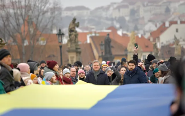Lidé na Karlově mostě oslavili Den jednoty Ukrajiny, nesli několikametrovou vlajku