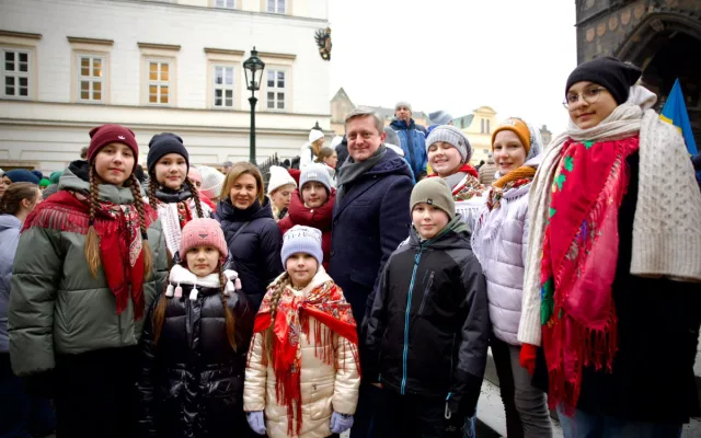 Lidé na Karlově mostě oslavili Den jednoty Ukrajiny, nesli několikametrovou vlajku
