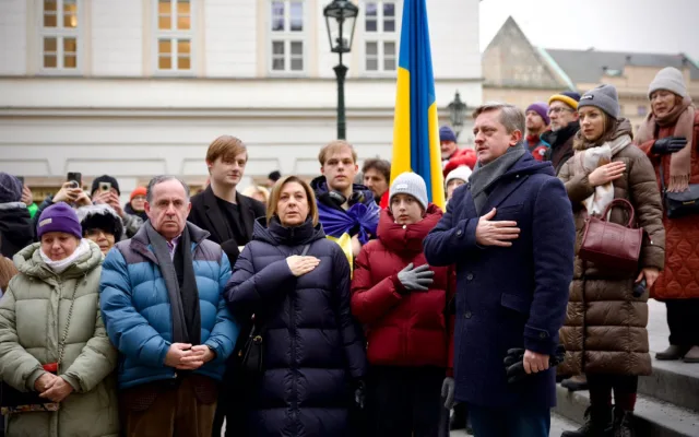 Lidé na Karlově mostě oslavili Den jednoty Ukrajiny, nesli několikametrovou vlajku