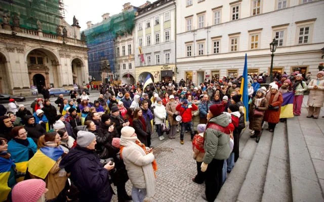 Lidé na Karlově mostě oslavili Den jednoty Ukrajiny, nesli několikametrovou vlajku