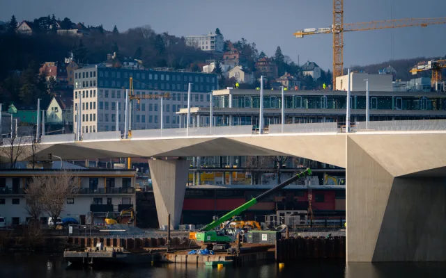 FOTO: Dvorecký most zvládl zatěžovací zkoušku. Otevřít se má v dubnu