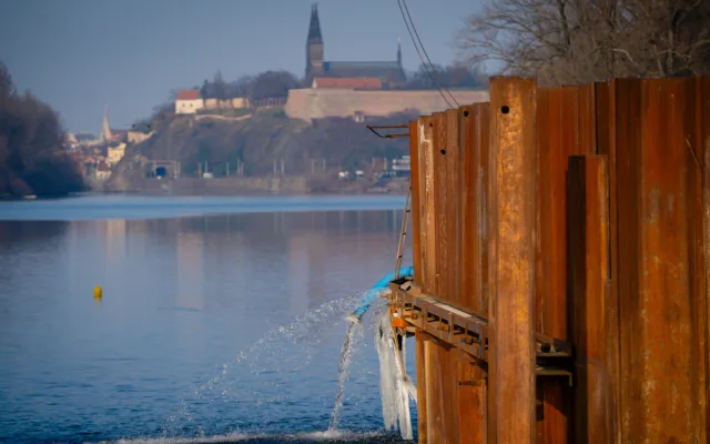 FOTO: Dvorecký most zvládl zatěžovací zkoušku. Otevřít se má v dubnu