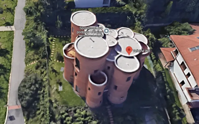 Veřejné WC a centrum podpory Ukrajiny. Okamurova vila je opět terčem, teď na mapě