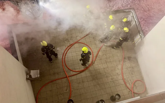 VIDEO: Na Břevnově hořely vysokoškolské koleje. Hasiči zachránili 16 lidí