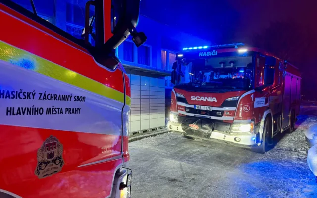 VIDEO: Na Břevnově hořely vysokoškolské koleje. Hasiči zachránili 16 lidí