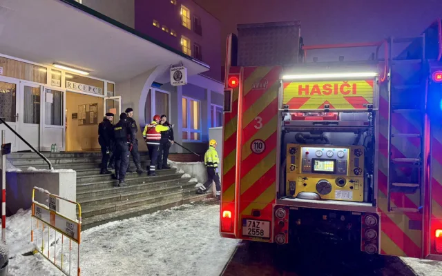 VIDEO: Na Břevnově hořely vysokoškolské koleje. Hasiči zachránili 16 lidí