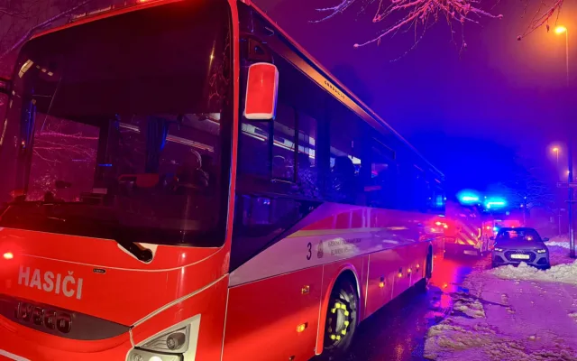 VIDEO: Na Břevnově hořely vysokoškolské koleje. Hasiči zachránili 16 lidí