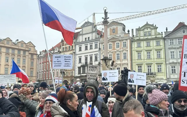 FOTO: Na Staromáku se scházejí stovky lidí na podporu prezidenta Petra Pavla