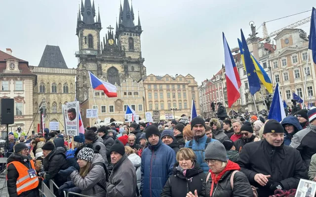 FOTO: Na Staromáku se scházejí stovky lidí na podporu prezidenta Petra Pavla
