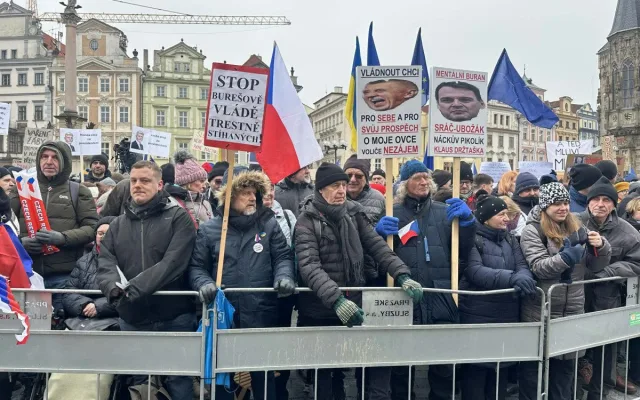 FOTO: Na Staromáku se scházejí stovky lidí na podporu prezidenta Petra Pavla