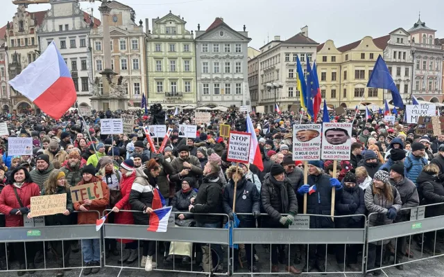 FOTO: Na Staromáku se scházejí stovky lidí na podporu prezidenta Petra Pavla