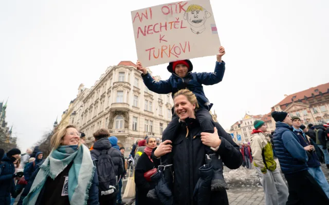 FOTO: Flanelky i provokativní transparenty. Demonstrace na Staromáku dala prostor kreativitě