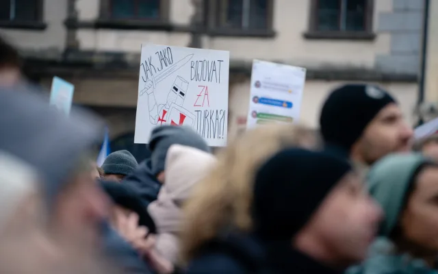 FOTO: Flanelky i provokativní transparenty. Demonstrace na Staromáku dala prostor kreativitě