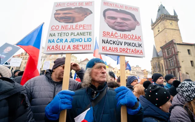 FOTO: Flanelky i provokativní transparenty. Demonstrace na Staromáku dala prostor kreativitě