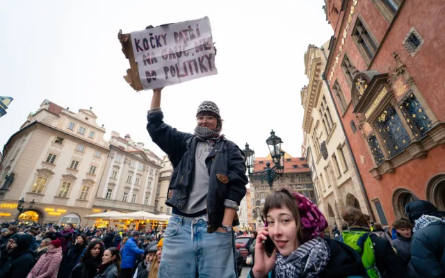 FOTO: Flanelky i provokativní transparenty. Demonstrace na Staromáku dala prostor kreativitě